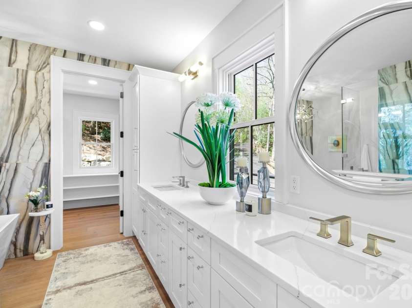 95 Cardinal Trace, Lake Toxaway, NC 28747.  MLS# CAR4376336, YatesRealty ID 30238. Primary Bath