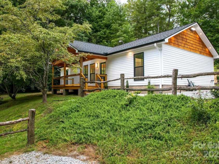 147 Wood Road, Brevard, NC 28712.  MLS# CAR4285999, YatesRealty ID 30240. 