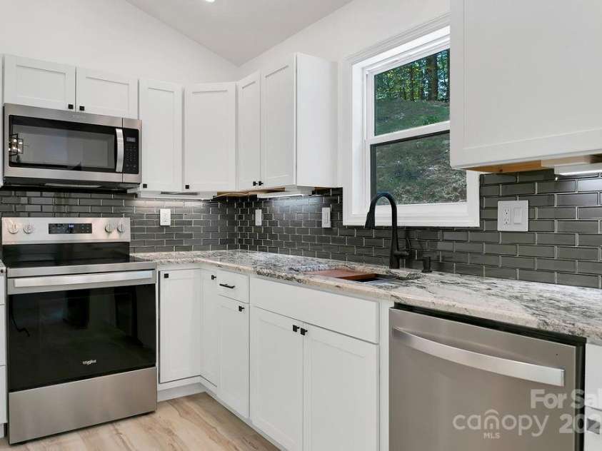 147 Wood Road, Brevard, NC 28712.  MLS# CAR4285999, YatesRealty ID 30240. Granite counters!