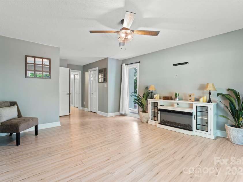 35 Heritage Drive, Clover, SC 29710.  MLS# CAR4317648, YatesRealty ID 30241. 