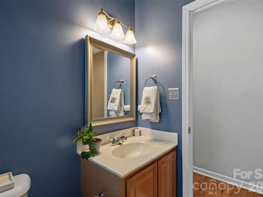 12109 Baywoods Drive, Tega Cay, SC 29708.  MLS# CAR4389480, YatesRealty ID 30248. Hall bath