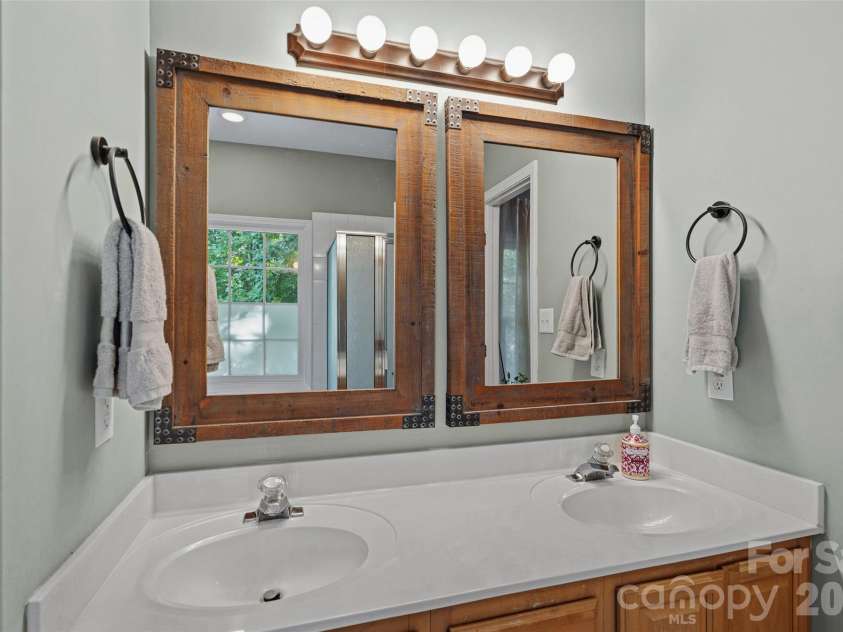 12109 Baywoods Drive, Tega Cay, SC 29708.  MLS# CAR4389480, YatesRealty ID 30248. Primary bath