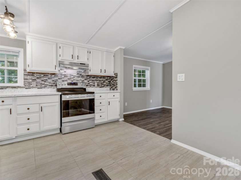 133 Kristey Lane, Hendersonville, NC 28792.  MLS# CAR4389871, YatesRealty ID 30249. 