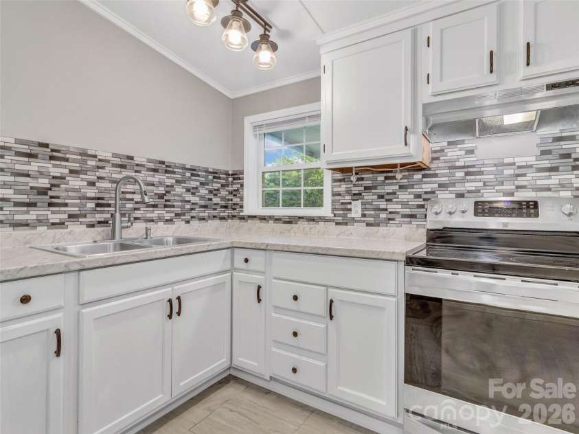 133 Kristey Lane, Hendersonville, NC 28792.  MLS# CAR4389871, YatesRealty ID 30249. 
