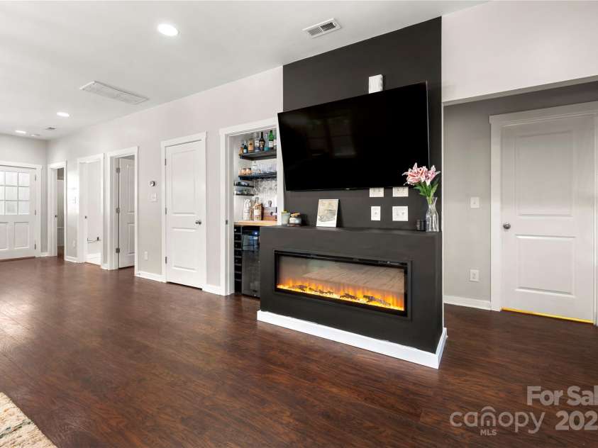 2717 Arnold Drive, Charlotte, NC 28205.  MLS# CAR4279060, YatesRealty ID 30249. 