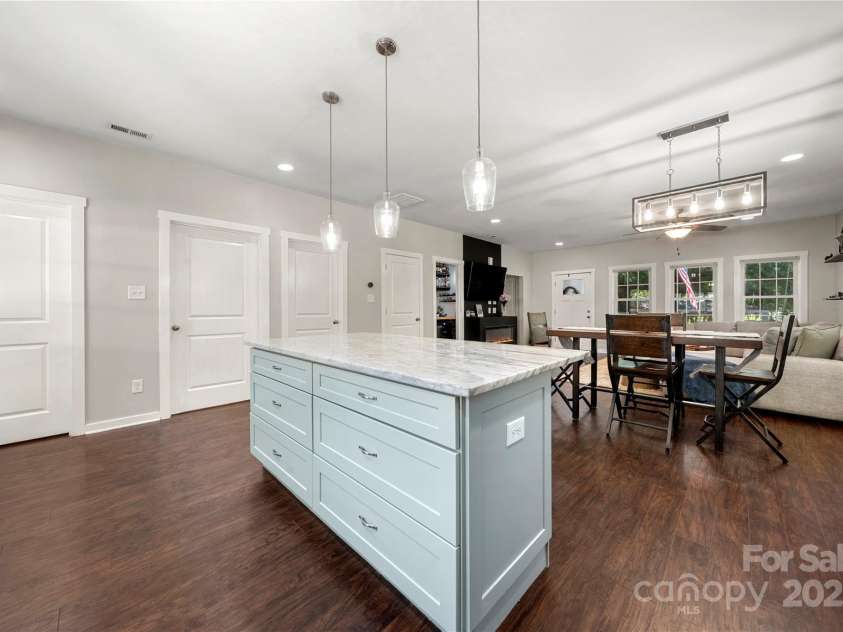 2717 Arnold Drive, Charlotte, NC 28205.  MLS# CAR4279060, YatesRealty ID 30249. 