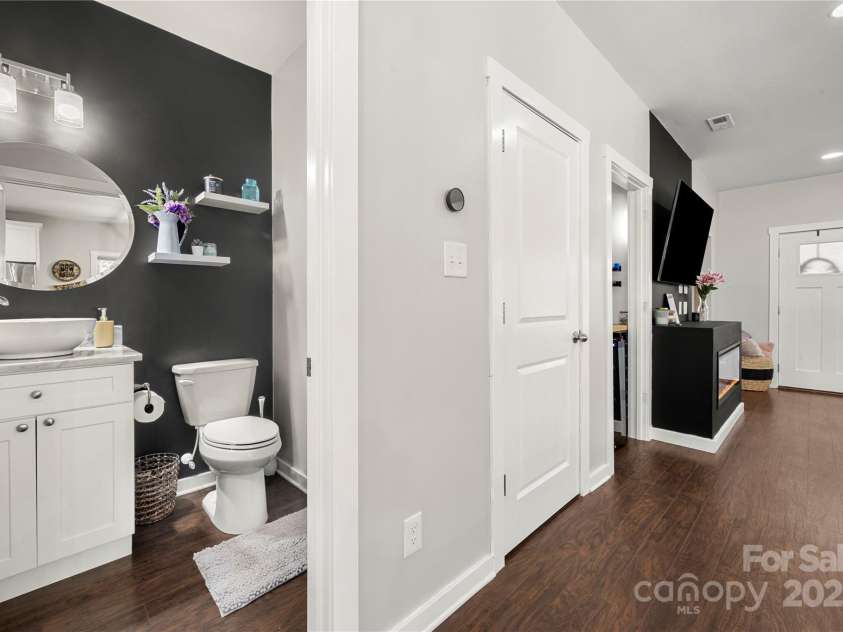 2717 Arnold Drive, Charlotte, NC 28205.  MLS# CAR4279060, YatesRealty ID 30249. 