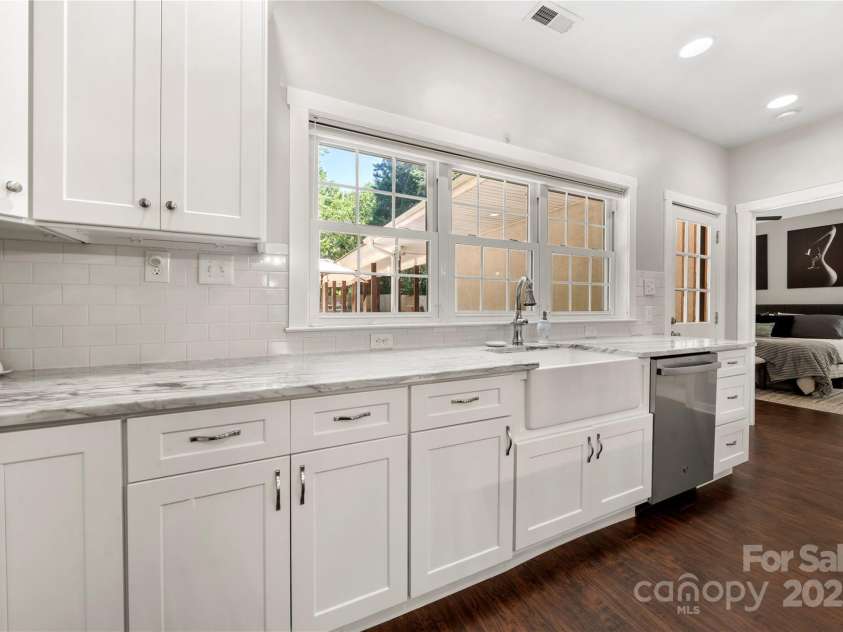 2717 Arnold Drive, Charlotte, NC 28205.  MLS# CAR4279060, YatesRealty ID 30249. 