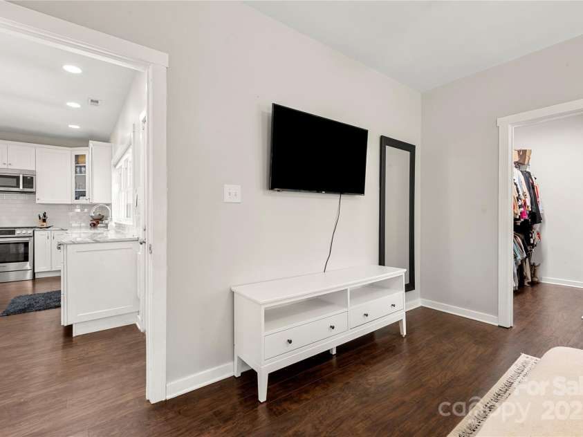 2717 Arnold Drive, Charlotte, NC 28205.  MLS# CAR4279060, YatesRealty ID 30249. 