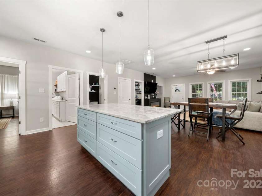 2717 Arnold Drive, Charlotte, NC 28205.  MLS# CAR4279060, YatesRealty ID 30249. 