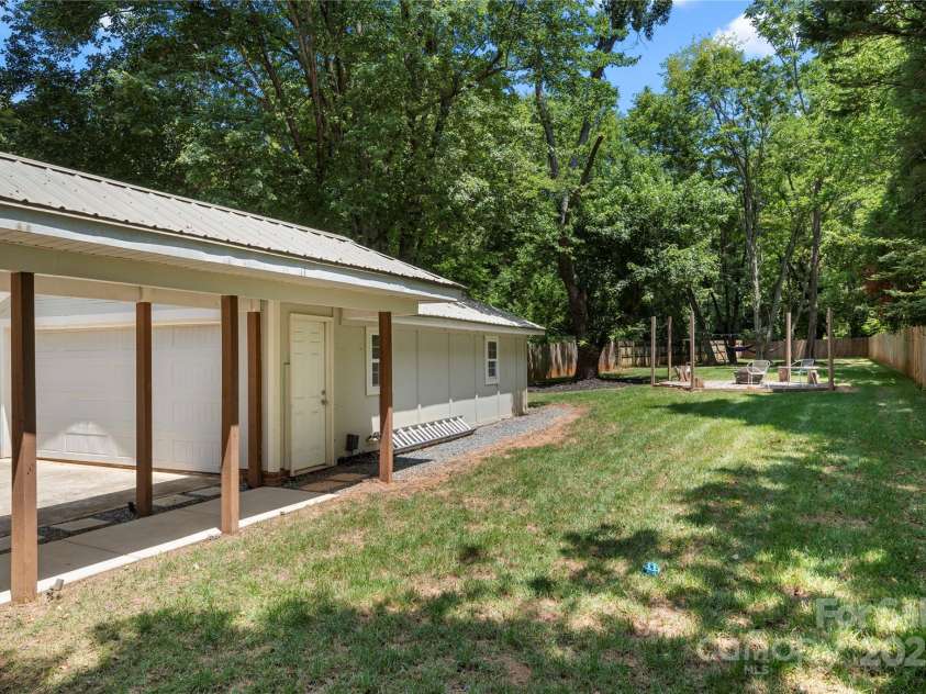 2717 Arnold Drive, Charlotte, NC 28205.  MLS# CAR4279060, YatesRealty ID 30249. 
