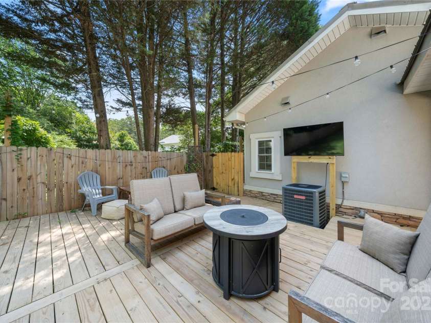 2717 Arnold Drive, Charlotte, NC 28205.  MLS# CAR4279060, YatesRealty ID 30249. 