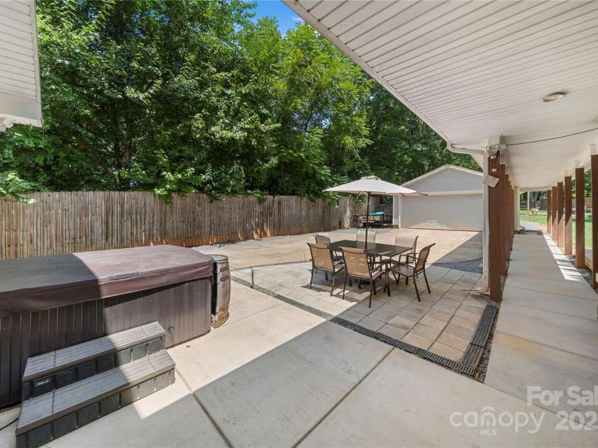 2717 Arnold Drive, Charlotte, NC 28205.  MLS# CAR4279060, YatesRealty ID 30249. 