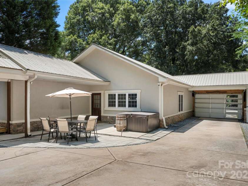 2717 Arnold Drive, Charlotte, NC 28205.  MLS# CAR4279060, YatesRealty ID 30249. 