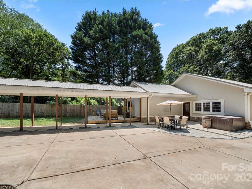 2717 Arnold Drive, Charlotte, NC 28205.  MLS# CAR4279060, YatesRealty ID 30249. 