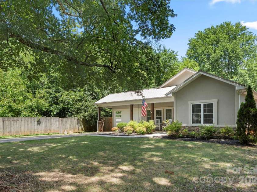2717 Arnold Drive, Charlotte, NC 28205.  MLS# CAR4279060, YatesRealty ID 30249. 