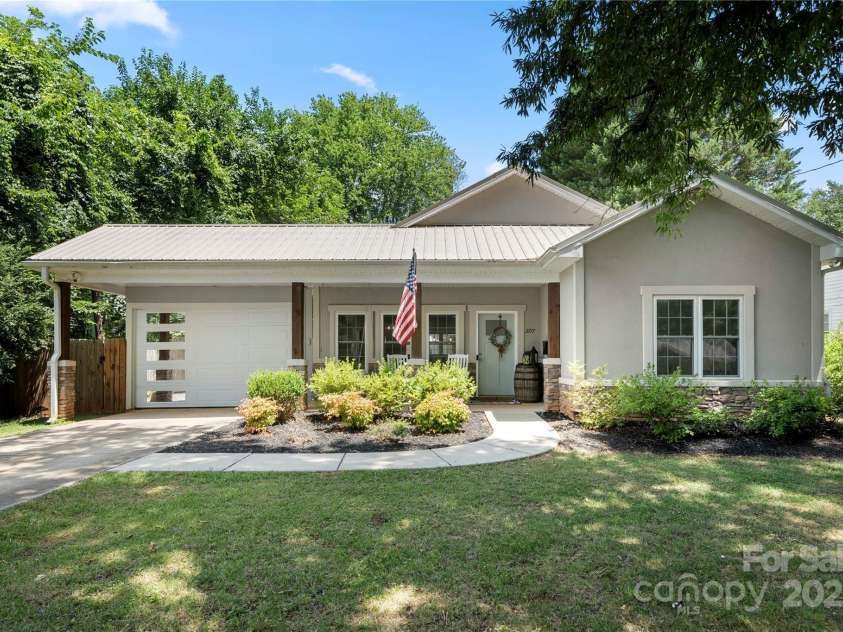 2717 Arnold Drive, Charlotte, NC 28205.  MLS# CAR4279060, YatesRealty ID 30249. 