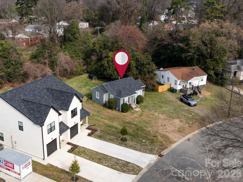 3133 Columbus Circle, Charlotte, NC 28208.  MLS# CAR4351138, YatesRealty ID 3025. Charming treed neighborhood