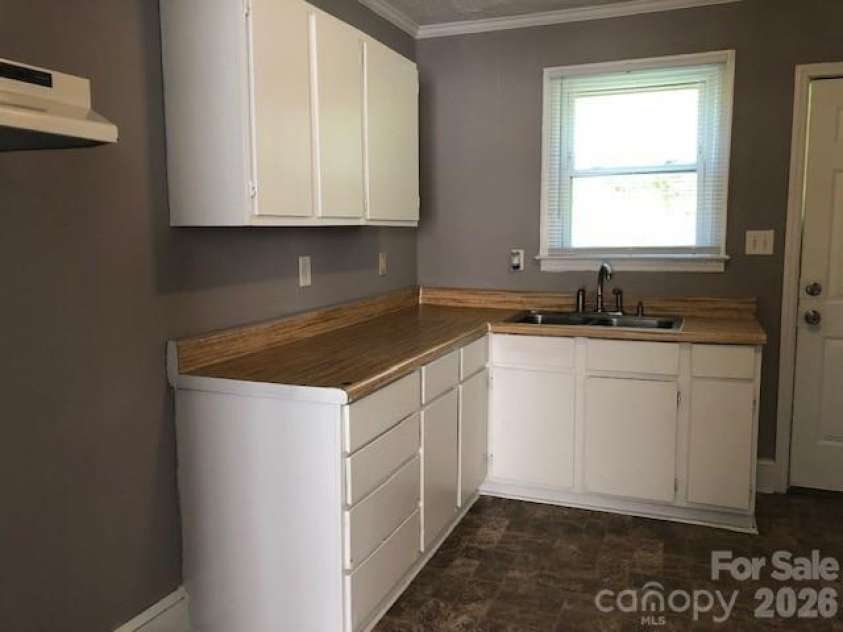 3133 Columbus Circle, Charlotte, NC 28208.  MLS# CAR4351138, YatesRealty ID 3025. Kitchen