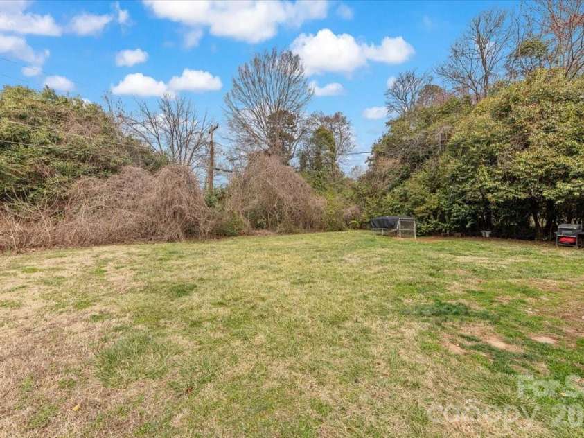 3133 Columbus Circle, Charlotte, NC 28208.  MLS# CAR4351138, YatesRealty ID 3025. Spacious backyard