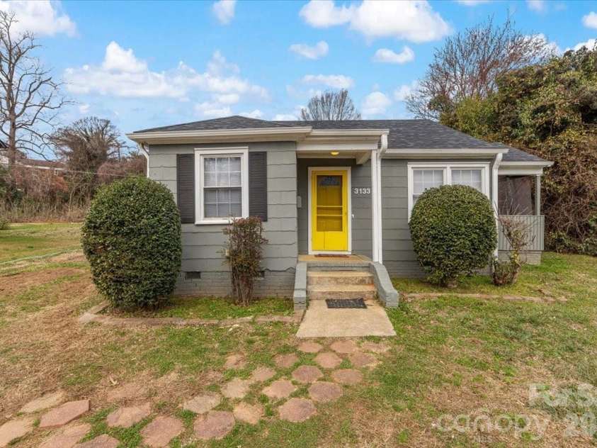 3133 Columbus Circle, Charlotte, NC 28208.  MLS# CAR4351138, YatesRealty ID 3025. Welcome home!