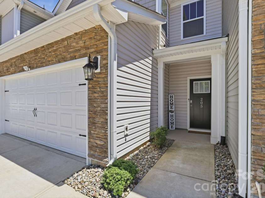 205 Reynard Trail, Greenville, SC 29609.  MLS# CAR4390051, YatesRealty ID 30250. 