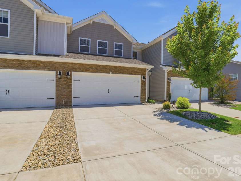 205 Reynard Trail, Greenville, SC 29609.  MLS# CAR4390051, YatesRealty ID 30250. 