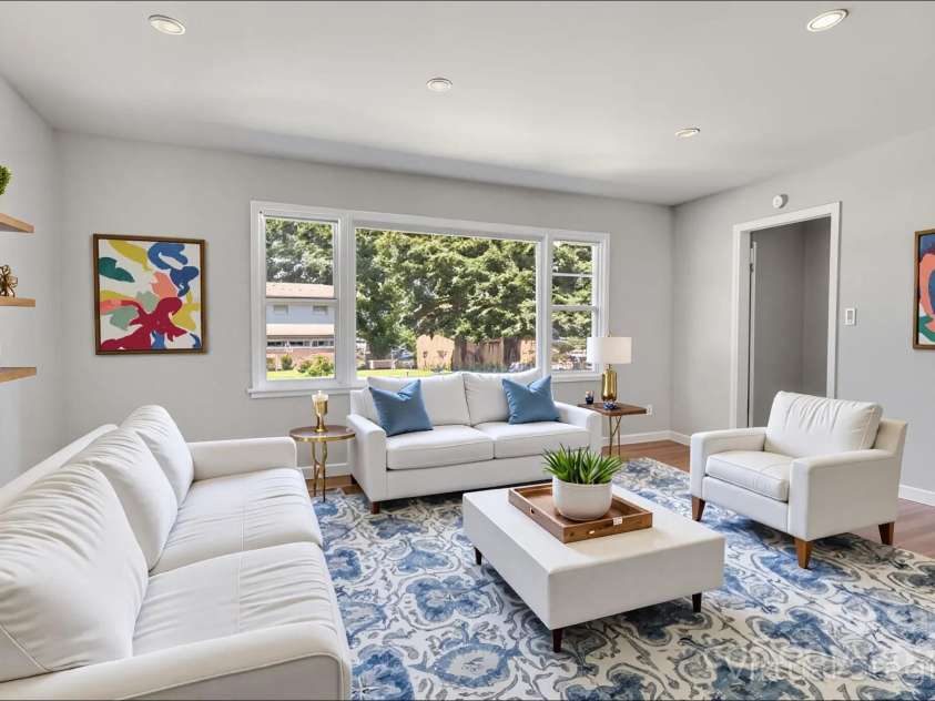 4635 Thornwood Road, Charlotte, NC 28213.  MLS# CAR4276510, YatesRealty ID 30250. Second shot of living room (virtually staged). Open entry on right leads to foyer, which leads to front door of home.