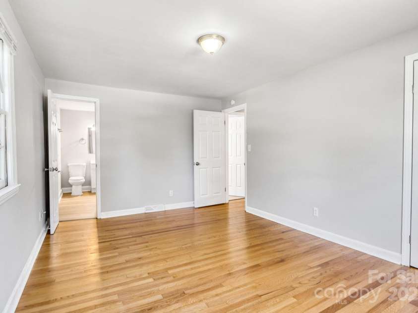 4635 Thornwood Road, Charlotte, NC 28213.  MLS# CAR4276510, YatesRealty ID 30250. Second shot of primary bedroom. Open door on left leads to en-suite full bath. Open door on right leads back to hall which connects all bedrooms.