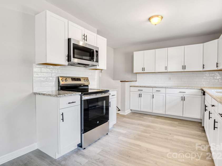 4635 Thornwood Road, Charlotte, NC 28213.  MLS# CAR4276510, YatesRealty ID 30250. Walking into the kitchen from the dining area. 