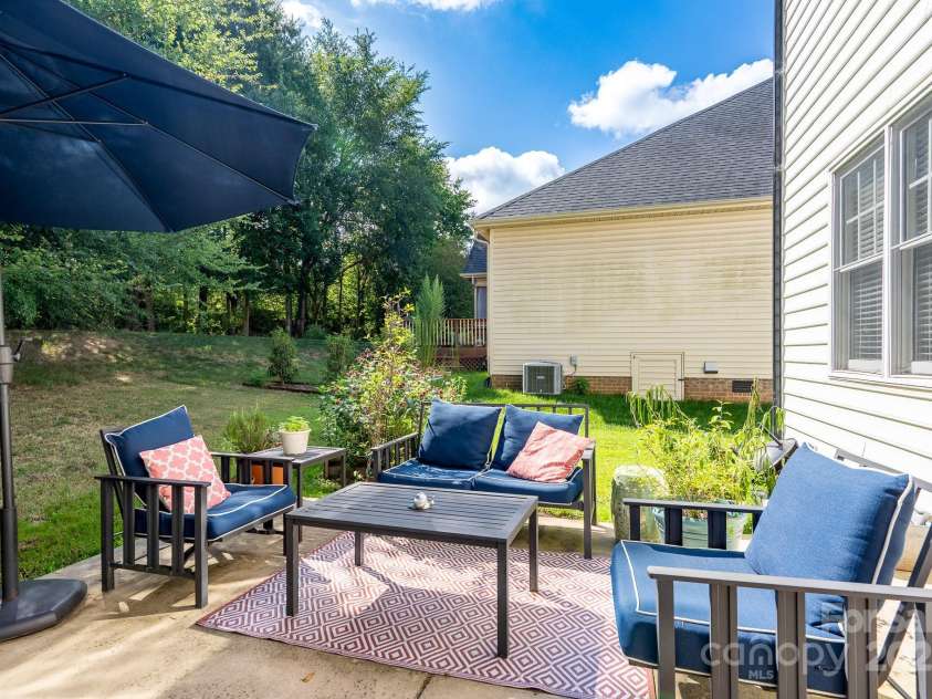 11823 Sir Francis Drake Drive, Charlotte, NC 28277.  MLS# CAR4283421, YatesRealty ID 30253. 
