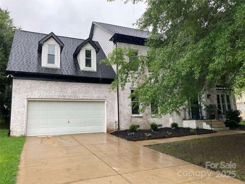 11823 Sir Francis Drake Drive, Charlotte, NC 28277.  MLS# CAR4283421, YatesRealty ID 30253. 