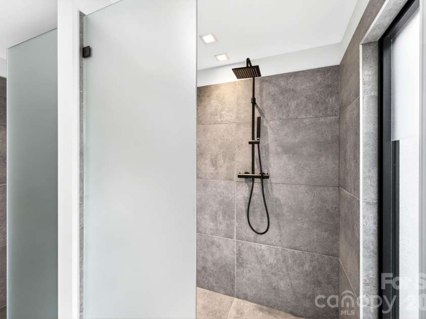 48 Woodvale Avenue, Asheville, NC 28804.  MLS# CAR4387979, YatesRealty ID 30253. Rainfall Shower Head