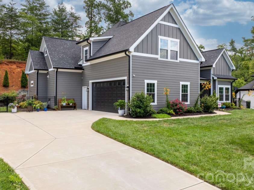 5046 Woodwinds Drive, Hickory, NC 28601.  MLS# CAR4390835, YatesRealty ID 30254. 