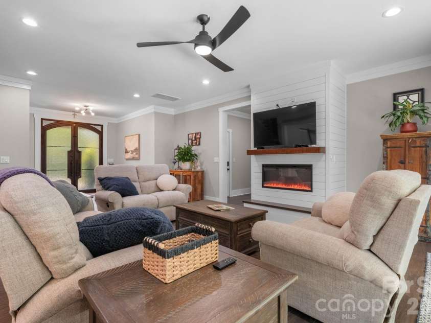 5046 Woodwinds Drive, Hickory, NC 28601.  MLS# CAR4390835, YatesRealty ID 30254. 