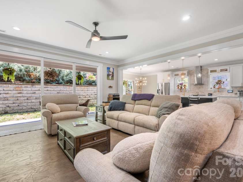 5046 Woodwinds Drive, Hickory, NC 28601.  MLS# CAR4390835, YatesRealty ID 30254. 