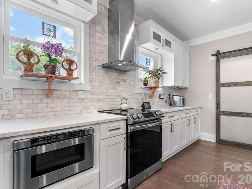 5046 Woodwinds Drive, Hickory, NC 28601.  MLS# CAR4390835, YatesRealty ID 30254. 