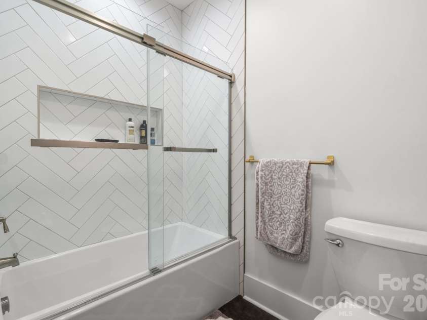 5046 Woodwinds Drive, Hickory, NC 28601.  MLS# CAR4390835, YatesRealty ID 30254. 