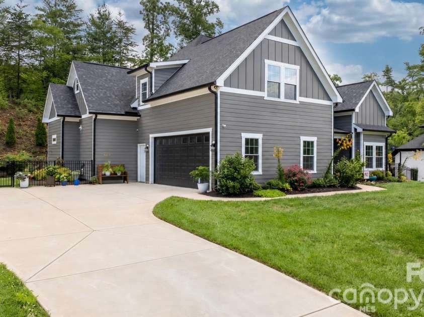 5046 Woodwinds Drive, Hickory, NC 28601.  MLS# CAR4420269, YatesRealty ID 30254. 