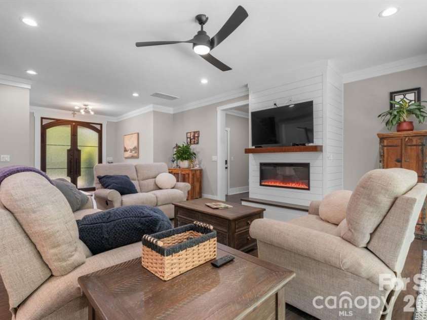 5046 Woodwinds Drive, Hickory, NC 28601.  MLS# CAR4420269, YatesRealty ID 30254. 