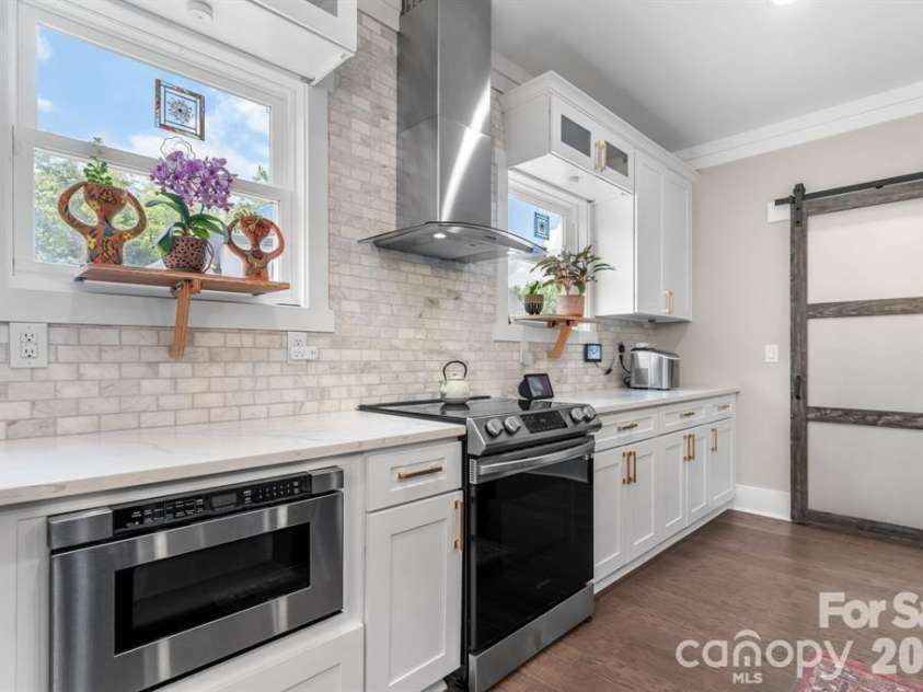 5046 Woodwinds Drive, Hickory, NC 28601.  MLS# CAR4420269, YatesRealty ID 30254. 