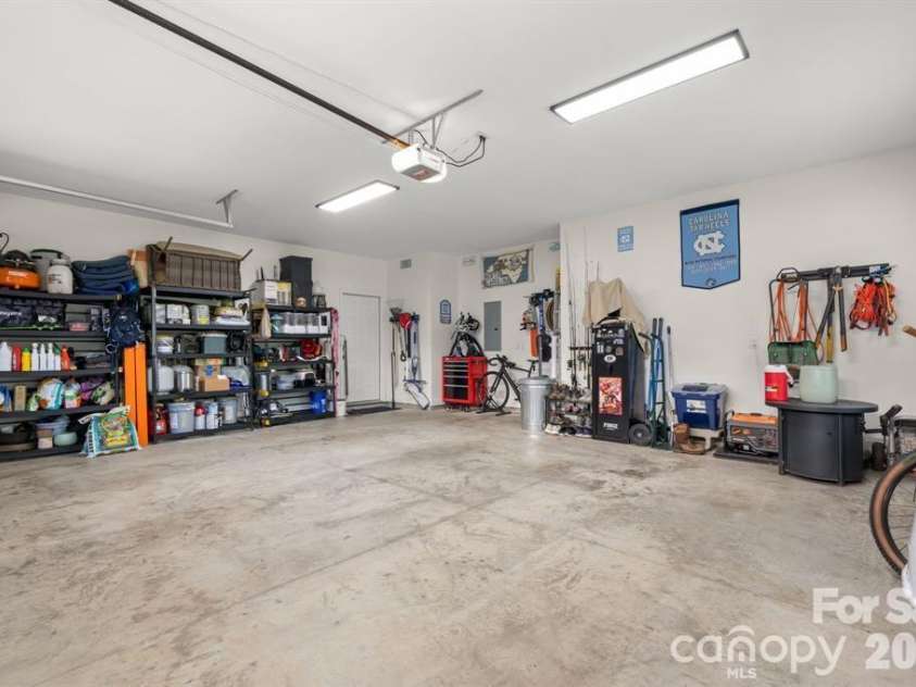 5046 Woodwinds Drive, Hickory, NC 28601.  MLS# CAR4420269, YatesRealty ID 30254. 
