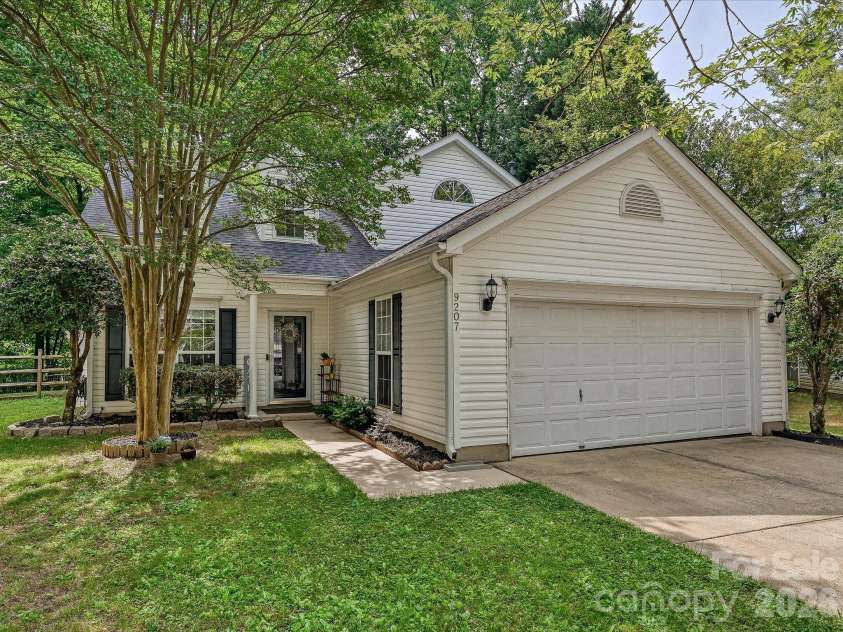9207 Kimmel Lane, Charlotte, NC 28216.  MLS# CAR4365876, YatesRealty ID 30256. 