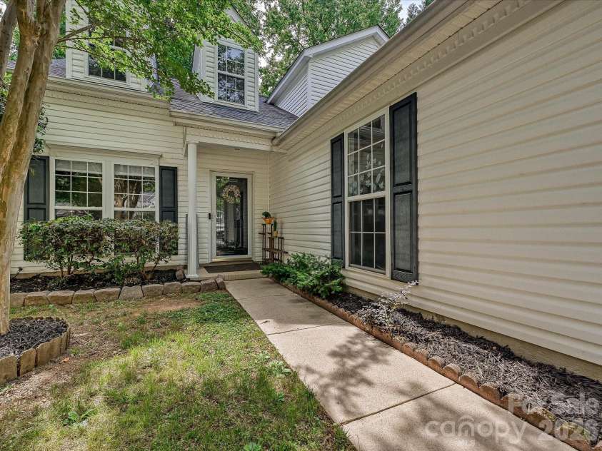 9207 Kimmel Lane, Charlotte, NC 28216.  MLS# CAR4365876, YatesRealty ID 30256. 