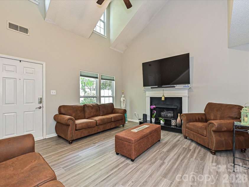 9207 Kimmel Lane, Charlotte, NC 28216.  MLS# CAR4365876, YatesRealty ID 30256. 