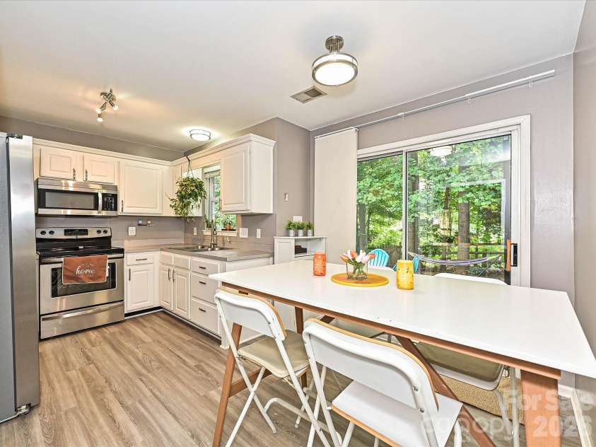 9207 Kimmel Lane, Charlotte, NC 28216.  MLS# CAR4365876, YatesRealty ID 30256. 