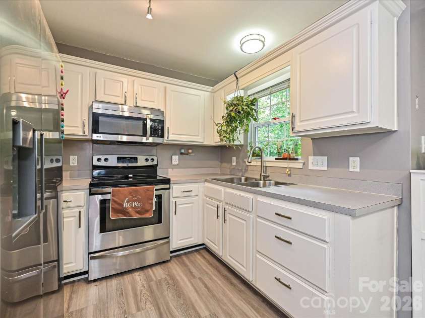 9207 Kimmel Lane, Charlotte, NC 28216.  MLS# CAR4365876, YatesRealty ID 30256. 