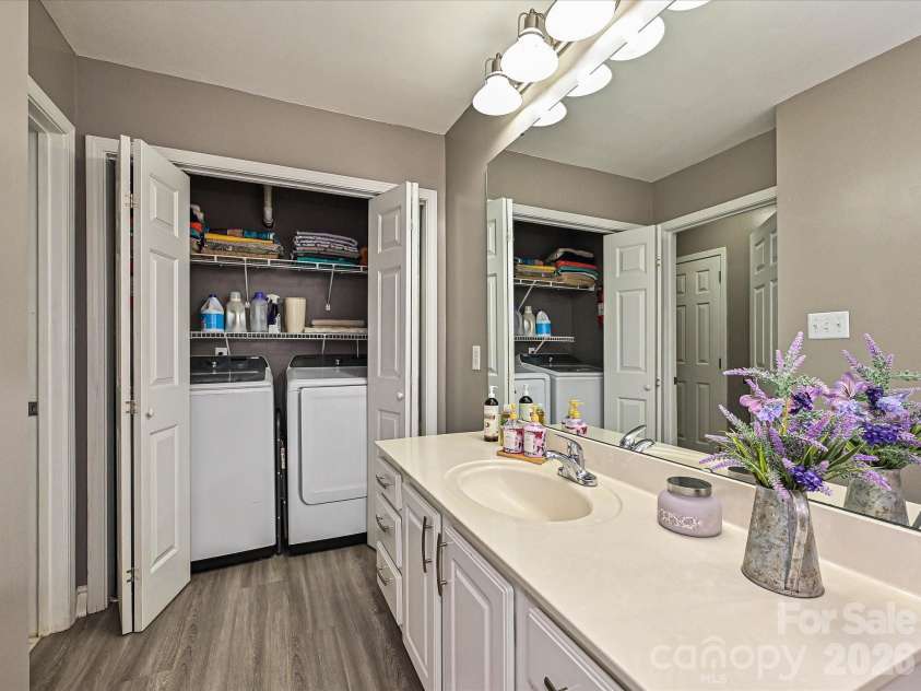 9207 Kimmel Lane, Charlotte, NC 28216.  MLS# CAR4365876, YatesRealty ID 30256. 