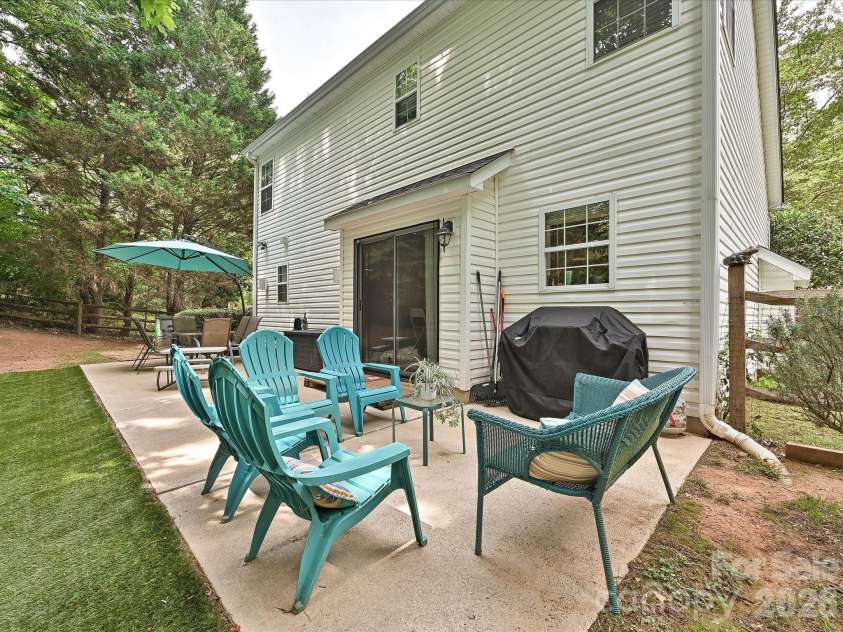 9207 Kimmel Lane, Charlotte, NC 28216.  MLS# CAR4365876, YatesRealty ID 30256. 