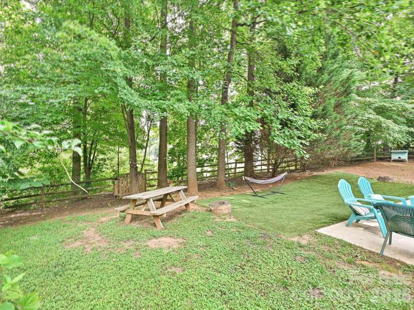 9207 Kimmel Lane, Charlotte, NC 28216.  MLS# CAR4365876, YatesRealty ID 30256. 